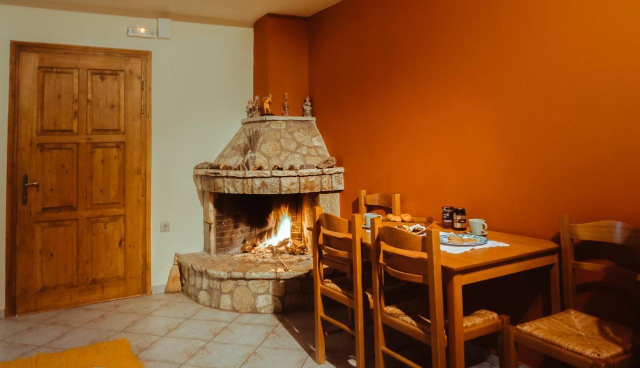 Ferienwohnung Mezonetes Helmos Ano Lousoi Exterior foto
