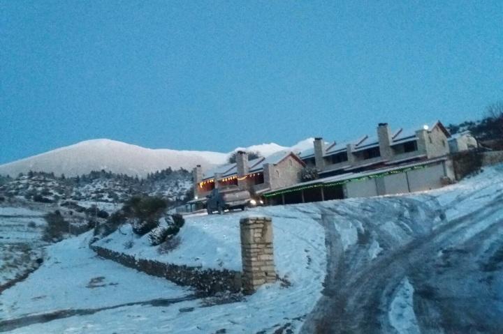 Ferienwohnung Mezonetes Helmos Ano Lousoi Exterior foto